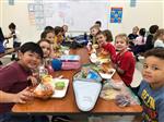 kids eating lunch 